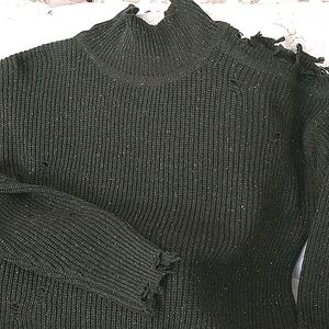 👀NWT! Distressed sweater, tagged as M but more like L/XL. Dark green.See pics.